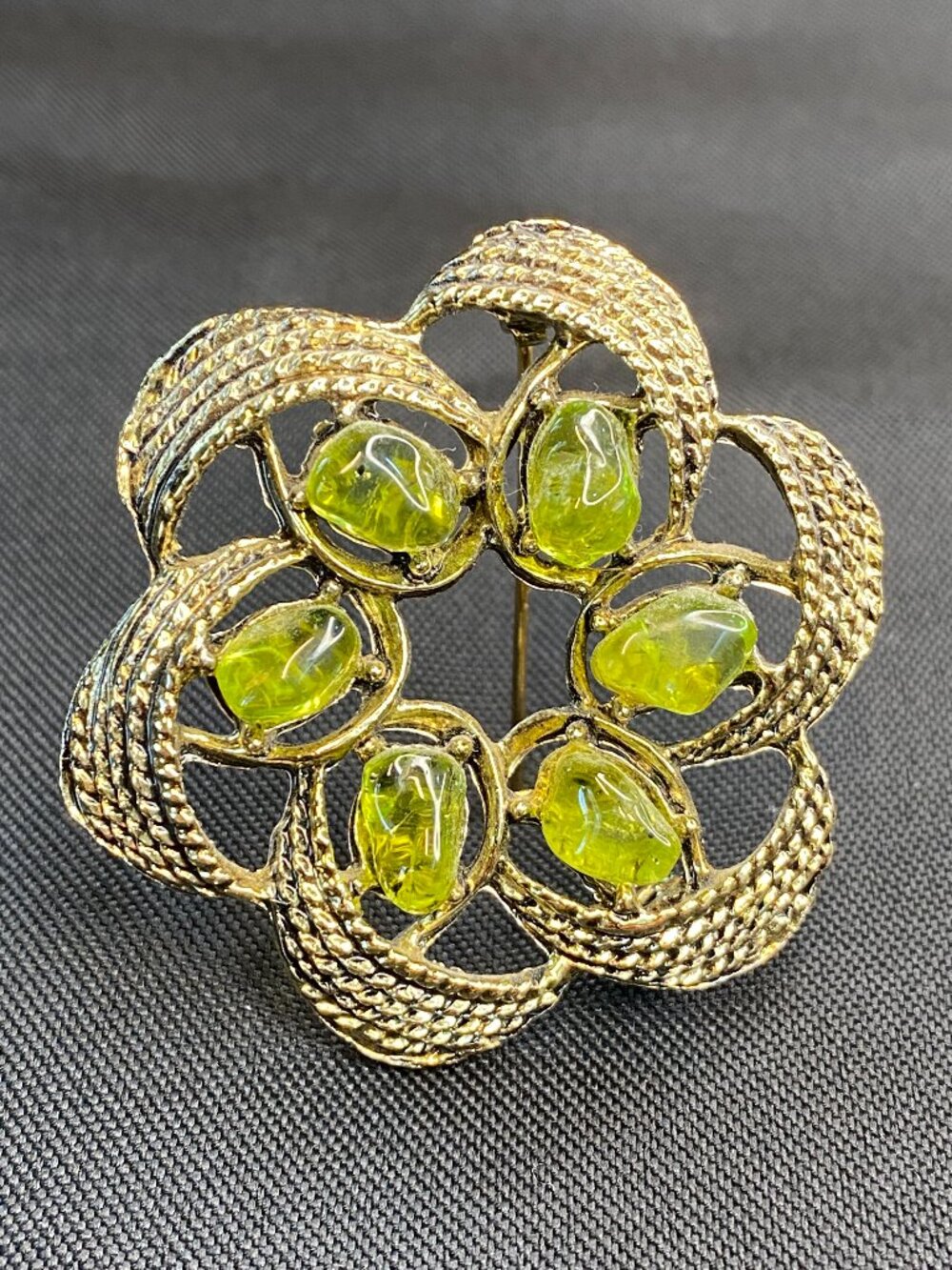 Vintage Open-work Gold-tone with 6 Peridot Chips Wreath Brooch